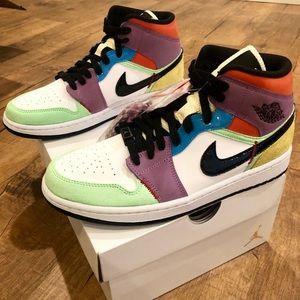 Women’s SIZE 9- NIKE Air Jordan 1 mid SE